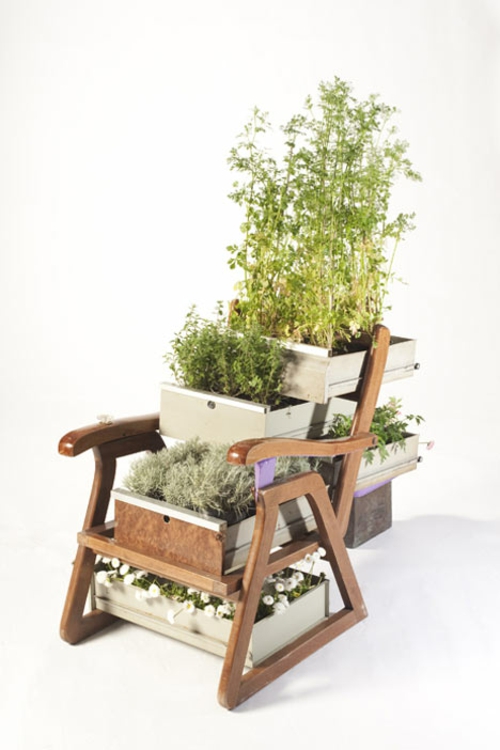 Recycelte Möbel als Pflanzen Behälter verwendet holz stuhl