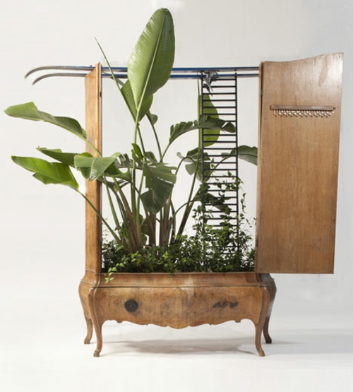Recycelte Möbel als Pflanzen Behälter verwendet kommode