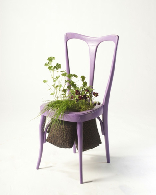 Recycelte Möbel als Pflanzen Behälter verwendet stuhl lila