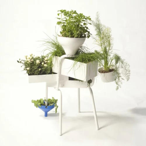 Recycelte Möbel als Pflanzen Behälter verwendet weiß plastisch metall