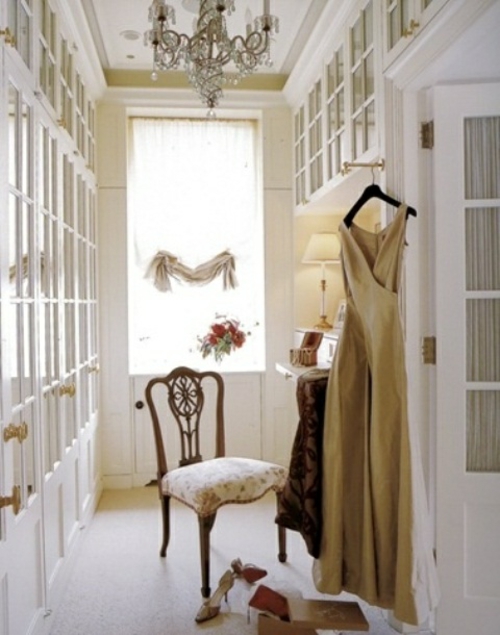 ankleideraum gestalten weiblich stuhl elegant weiß