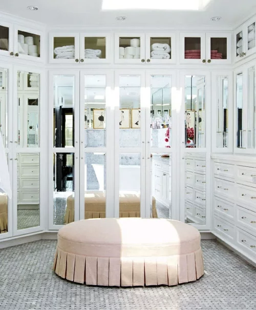 ankleideraum gestalten weiblich weiß elegant sofa spiegel