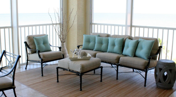 balkon design tipps möbel garnitur blau kissen tisch