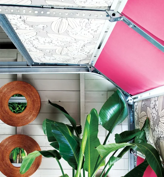 buntes garage design spiegel rattan rahmen tropisch pflanze