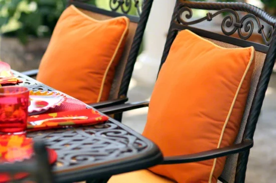 buntes garten design orange auflagen stuhl tisch