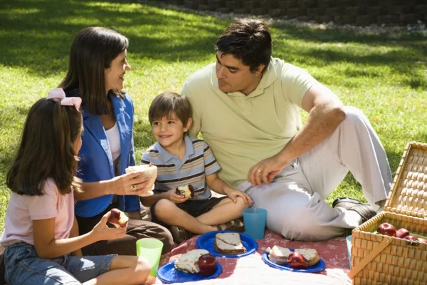 wunderschöne picknick ideen familie zusammen brot