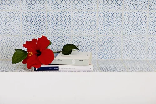 designer badezimmer fliesen art kunst elisa boeger design blume rot