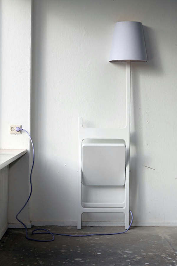 designer lampe und stuhl in einem kombiniert weiß