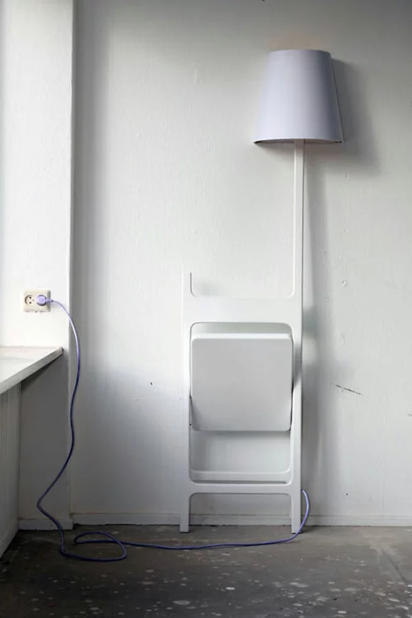 designer lampe und stuhl in einem kombiniert weiß