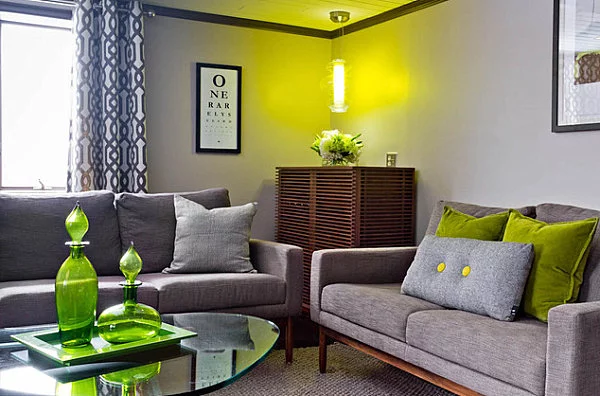 farbiges interior design olivgrün sofa grau