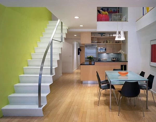 farbiges interior design olivgrün treppenhaus esszimmer orange