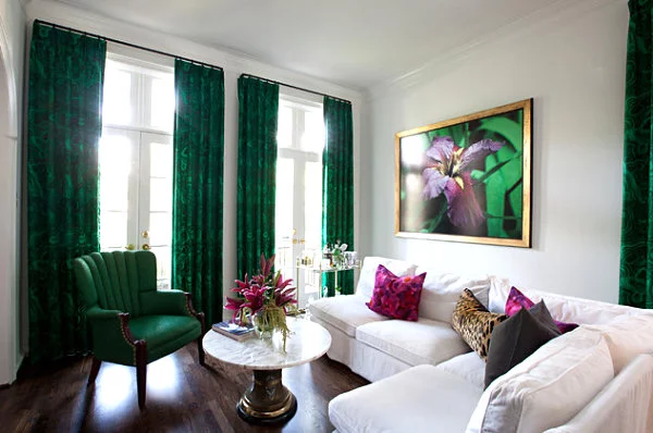 farbiges interior design smaragdgrün tief weiß wohnzimmer