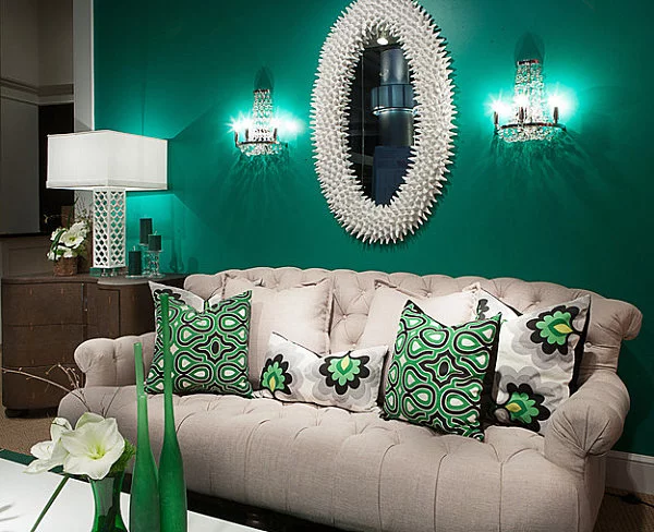 farbiges interior design smaragdgrün-wandfarbe akzente sofa