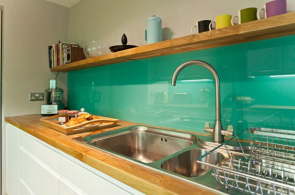 farbiges interior design smaragdgrün wandfarbe küchenspiegel