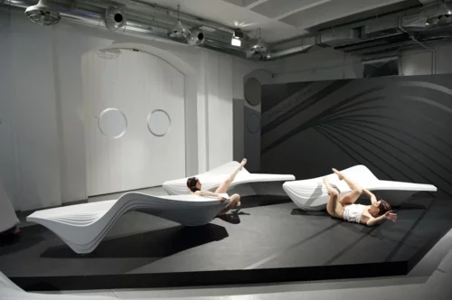 futuristische coole sitzbank design ausstellung engel