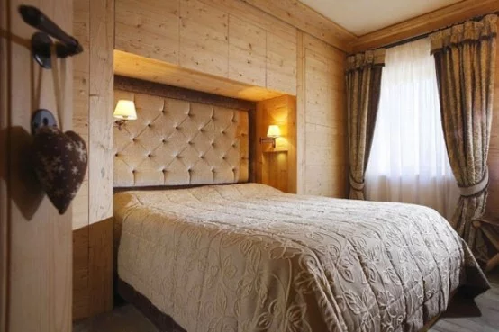 hölzerne inneneinrichtung haus naturholz ausstattung bett schlafzimmer