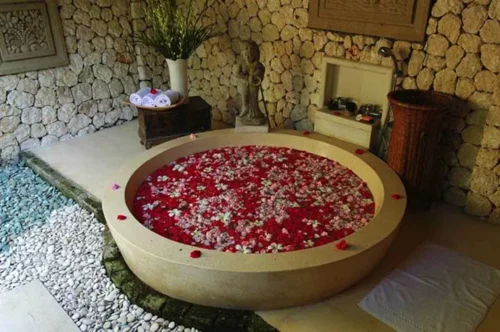 interessantes badezimmer design stein rau badewanne rosenblüten