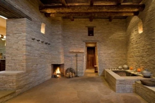 interessantes badezimmer design stein rau kamin archaisch