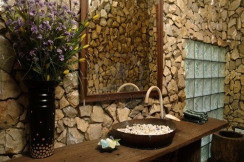Interessantes Badezimmer Design - alles im Bad aus rauem Stein