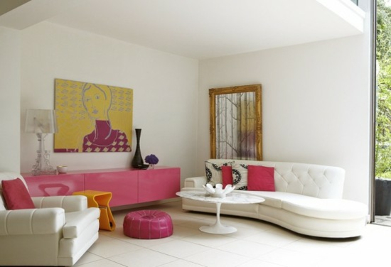 interior design ideen weiblich wohnzimmer hell pink sofa weiß