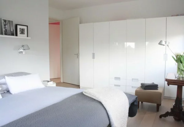 minimalistisches haus design schlafzimmer weiß kleider schrank