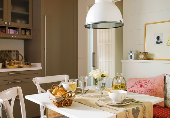 Modernes Küchendesign – Küche in Beige mit roten Wänden