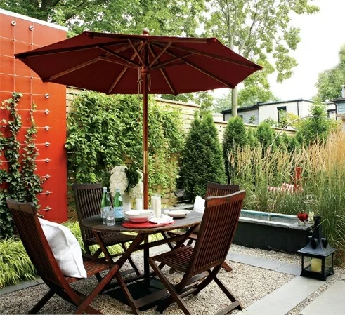moderne coole Garten Gestaltung im Hinterhofessbereich holz sonnenschirm