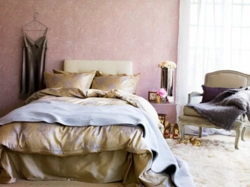 romantische schlafzimmer designs seide bettdecke sessel kleider