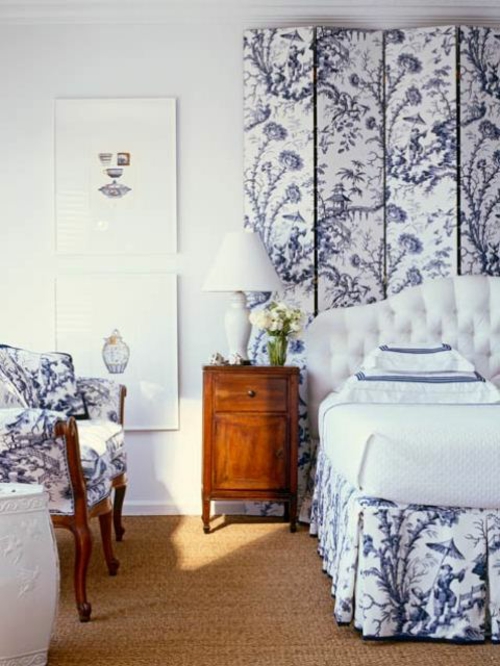 romantische schlafzimmer designs weiß blau floral muster nachttisch