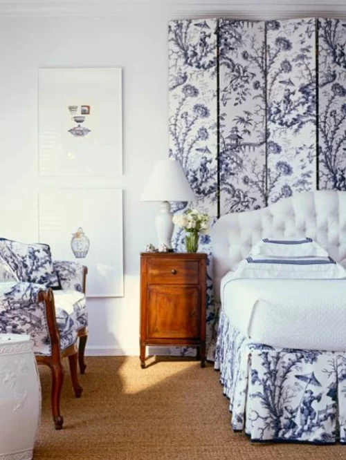 romantische schlafzimmer designs weiß blau floral muster nachttisch