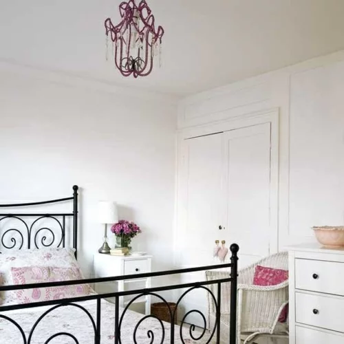 romantische schlafzimmer designs weiß wand schwarz bettrahmen