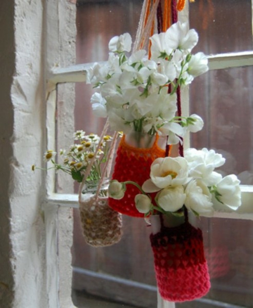 schöne frische blumen vase weiß blüten hängend fenster