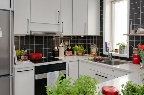 trendy apartment kompakt weiß schwarz küche