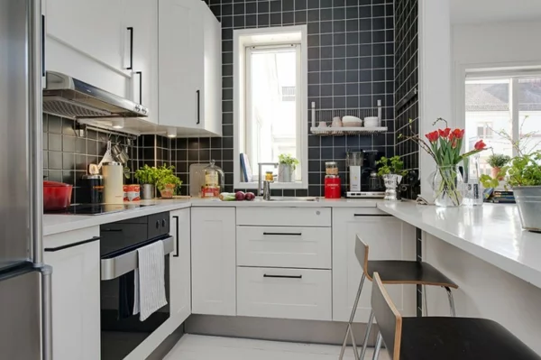 cooles apartment design unter ober schrank weiß küche schwarz