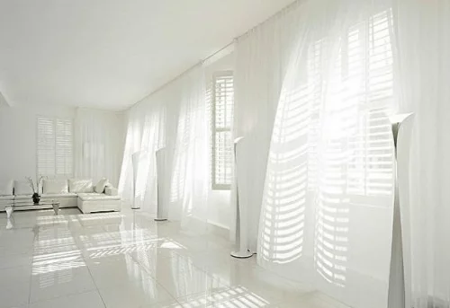 weiße interior design ideen studio glanzvoll bad luftige gardinen