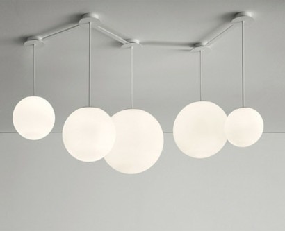 Weiße Kugel Lampen in unterschiedlicher Höhe von Roberto Paoli