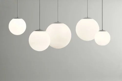 weiße kugel lampen verschieden aufhängen design paoli konfiguration