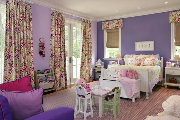 Das Kinderzimmer Interior mit leuchtenden Farben erfrischen lila feminine
