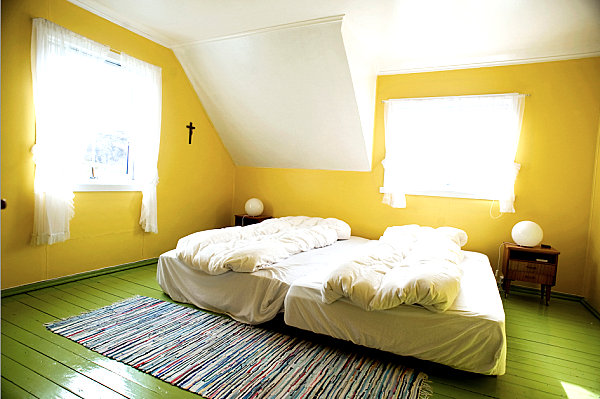 Wand Farben im Schlafzimmer gelb sonnenlicht dachgeschoss