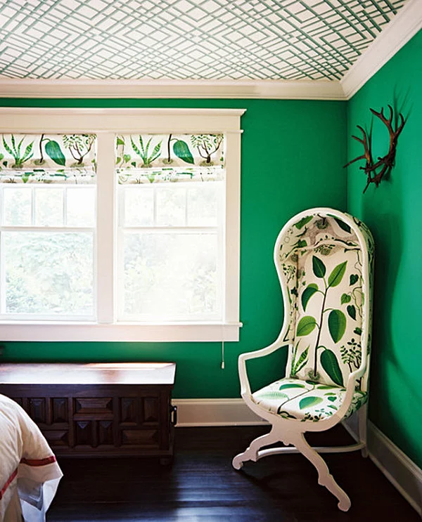 Wand Farben im Schlafzimmer grün weiß sessel blumenmuster