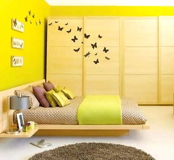 Wand Farben im Schlafzimmer hell gelb schmetterlinge muster