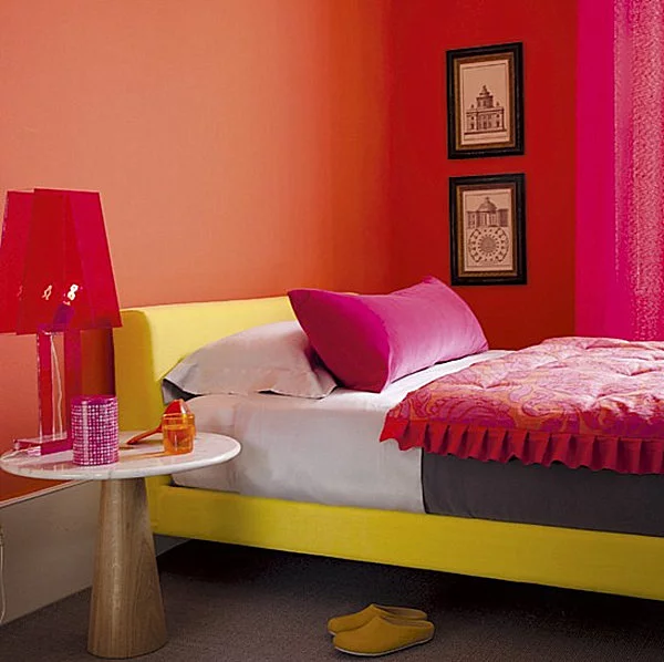 Wand Farben im Schlafzimmer lebhaft bettwäsche kopfkissen gelb bettrahmen