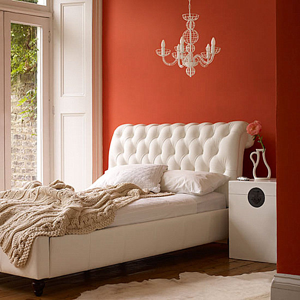 Wand Farben im Schlafzimmer orange wand weiß kopfteil gepolstert