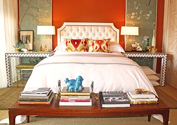 Wand Farben im Schlafzimmer orange weiß bettwäsche kopfteil bücher