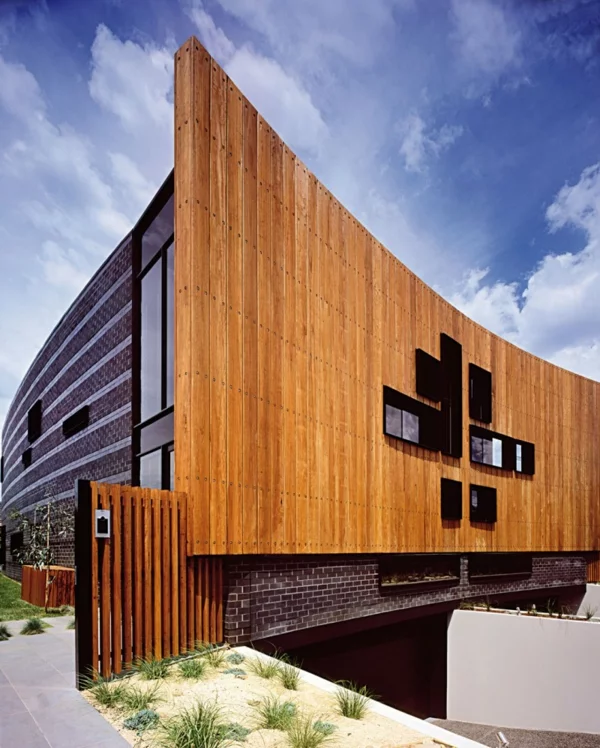 australisches doppel haus design holz fassade ziegelmauer