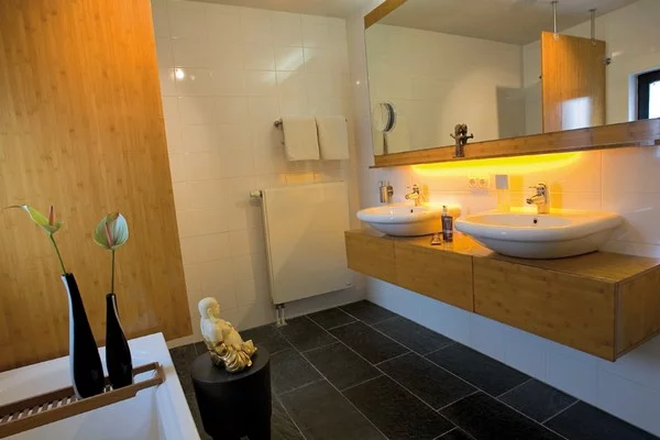 elegante badezimmer interior design ideen badewanne schwarze bodenfliesen