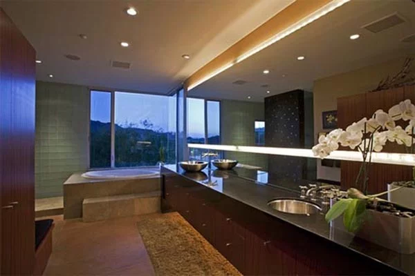 elegante badezimmer interior design ideen dunkles ambiente blumen