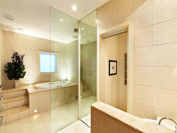 Elegante Badezimmer Interior Design Ideen glaswände badewanne beige