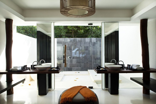 badezimmer interior design ideen glaswände badewanne modern