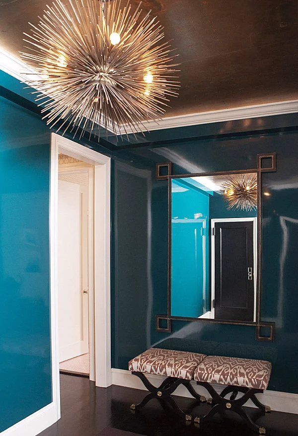 blaue farbpalette im lebhaften interior design attraktive beleuchtung